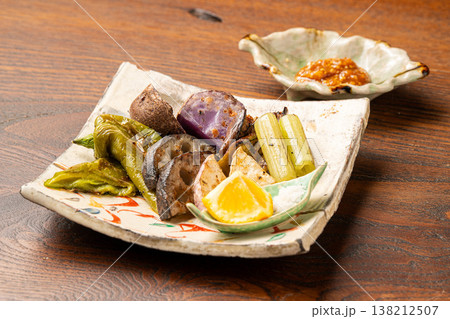 焼き野菜盛り合わせ 炭火で香ばしく仕上げた野菜料理 焼き野菜盛り合わせ 炭火で香ばしく仕上げた野菜料理 138212507