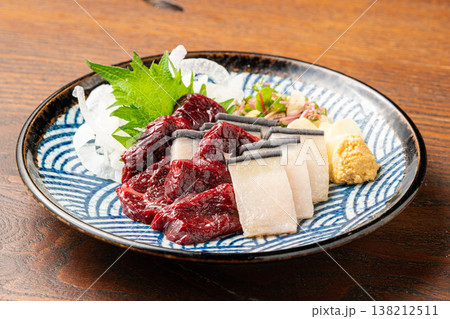 鯨の刺身 希少な和食の伝統海鮮料理 138212511