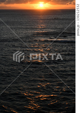 海面に光る夕陽 海面に光る夕陽 138212532