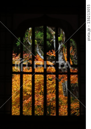 窓から覗いた慧日寺の紅葉 窓から覗いた慧日寺の紅葉 138213055