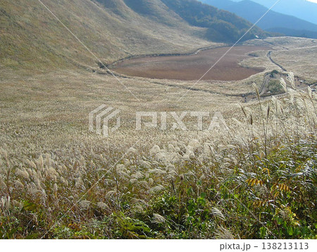 奈良・曽爾高原のススキ草原とお亀池を望む秋の風景 奈良・曽爾高原のススキ草原とお亀池を望む秋の風景 138213113
