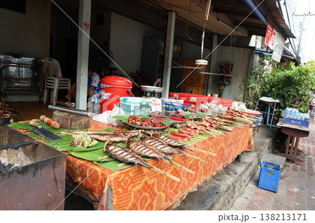 ルアンパバーン朝市の景色【ラオス】 138213171