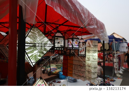 ルアンパバーン、ナイトマーケットの景色【ラオス】 138213174