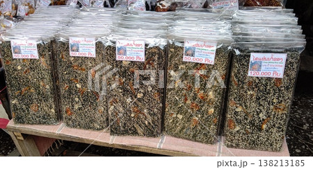 ルアンパバーン朝市の景色【ラオス】 138213185