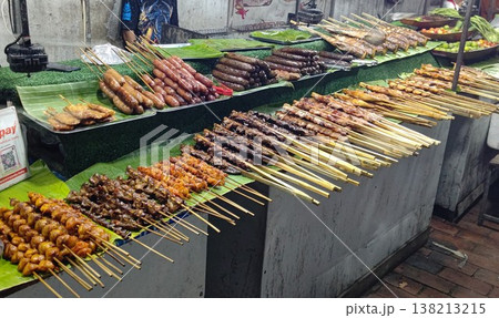 焼きたてが並ぶナイトマーケット【ラオス・ルアンパバーン】 138213215