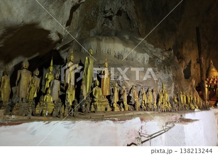 パク・ウー洞窟内の景色【ラオス・ルアンパバーン】 パク・ウー洞窟内の景色【ラオス・ルアンパバーン】 138213244