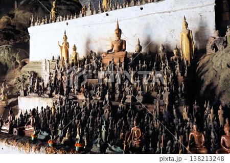 パク・ウー洞窟内の仏像たち【ラオス・ルアンパバーン】 パク・ウー洞窟内の仏像たち【ラオス・ルアンパバーン】 138213248