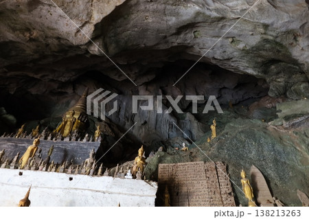 パク・ウー洞窟内の仏像たち【ラオス・ルアンパバーン】 138213263