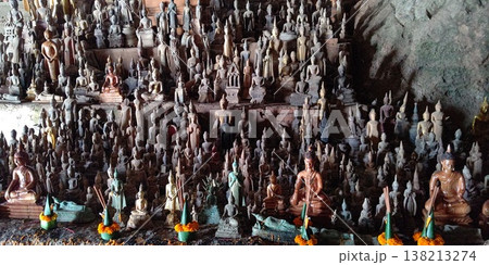 パク・ウー洞窟内にある仏像たち【ラオス・ルアンパバーン】 パク・ウー洞窟内にある仏像たち【ラオス・ルアンパバーン】 138213274