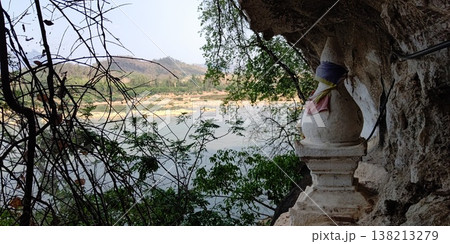 パク・ウー洞窟内から見た景色【ラオス・ルアンパバーン】 138213279