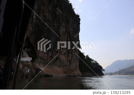 絶壁にある石灰岩の洞窟、パク・ウー洞窟【ラオス・ルアンパバーン】 絶壁にある石灰岩の洞窟、パク・ウー洞窟【ラオス・ルアンパバーン】 138213295