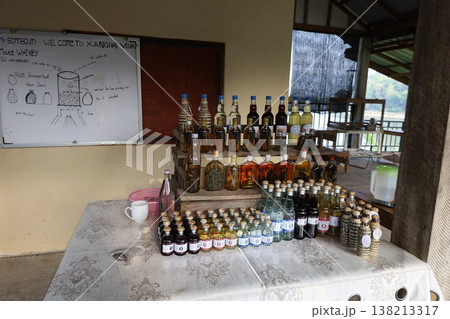 サーンハイ村で作っているお酒【ラオス・ルアンパバーン】 138213317