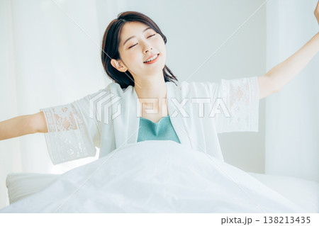 寝室で寛ぐ女性 138213435