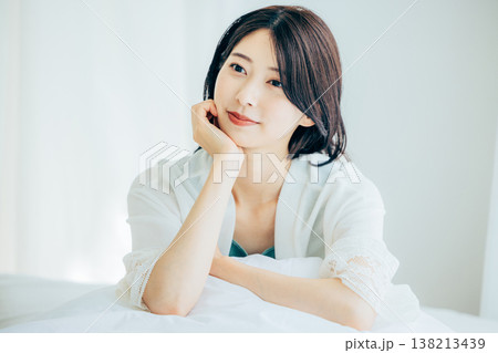 寝室で寛ぐ女性 寝室で寛ぐ女性 138213439