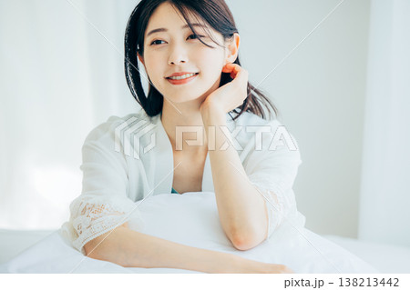 寝室で寛ぐ女性 寝室で寛ぐ女性 138213442