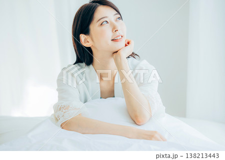 寝室で寛ぐ女性 寝室で寛ぐ女性 138213443