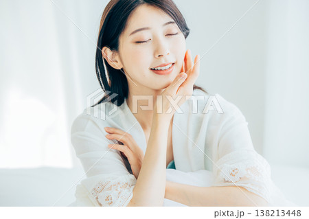 若い女性のスキンケアイメージ 若い女性のスキンケアイメージ 138213448