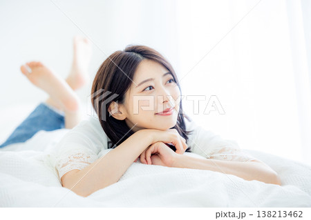 ベッドで寝転がる女性 ベッドで寝転がる女性 138213462