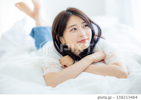 ベッドで寝転がる女性 ベッドで寝転がる女性 138213464