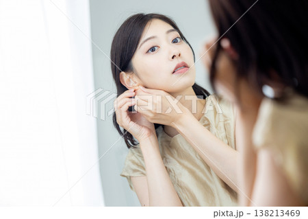 鏡を見て身支度する女性 鏡を見て身支度する女性 138213469