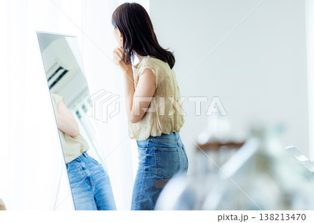 鏡を見て身支度する女性 鏡を見て身支度する女性 138213470