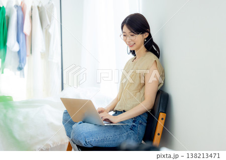 自宅でテレワークをする若い女性 138213471