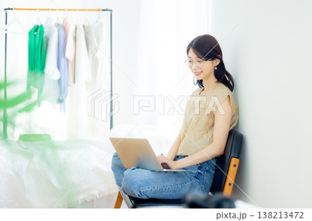 自宅でテレワークをする若い女性 自宅でテレワークをする若い女性 138213472