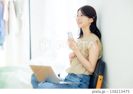スマホを操作する若い女性 スマホを操作する若い女性 138213475
