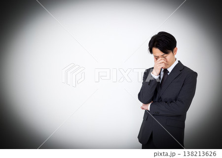 落ち込むミドル男性ビジネスマン 138213626
