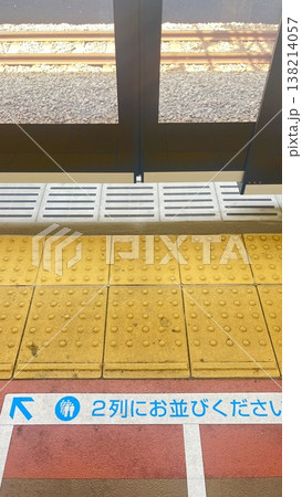 駅の点字ブロック　2列に並んで 138214057