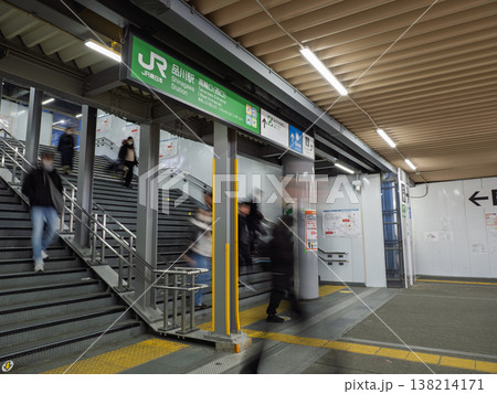 品川駅 工事中の暫定出入口と階段を行き交う人々(高輪口) 品川駅 工事中の暫定出入口と階段を行き交う人々(高輪口) 138214171