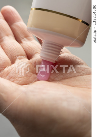 化粧する女性の手元 メイクする手元 洗顔料 化粧する女性の手元 メイクする手元 洗顔料 138214300