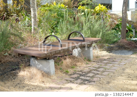公園の区分けベンチ 横になれない設計の現代的な屋外家具(無人) 公園の区分けベンチ 横になれない設計の現代的な屋外家具(無人) 138214447