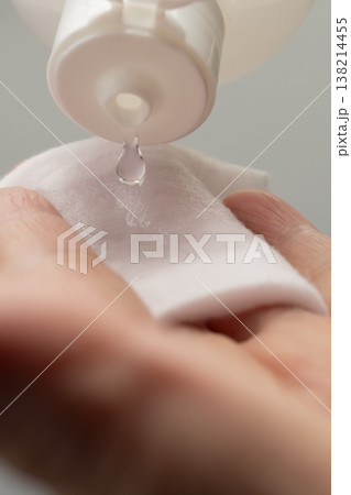 化粧する女性の手元　メイクする手元    化粧水 138214455
