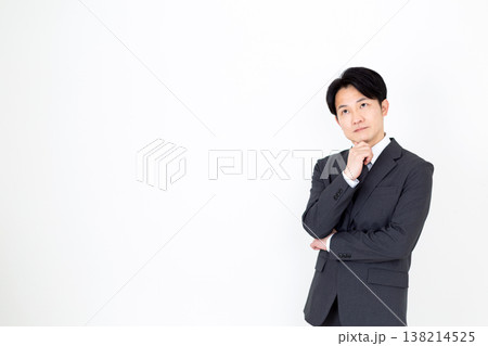 悩むミドル男性ビジネスマン 悩むミドル男性ビジネスマン 138214525