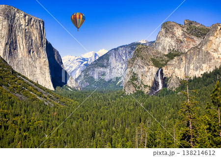 グレーシャーポイントよりハーフドームの絶景 138214612