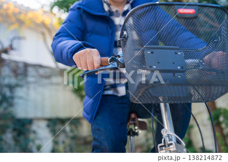 自転車に乗る男性の手元 138214872