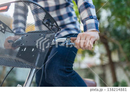 自転車に乗る人の手元 自転車に乗る人の手元 138214881