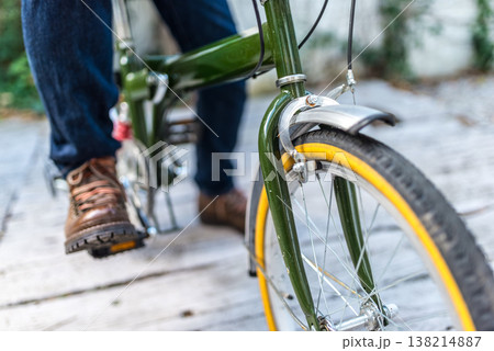 木製デッキで自転車に乗る 木製デッキで自転車に乗る 138214887