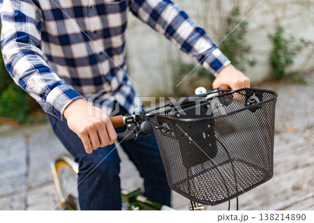 男性が自転車のハンドルを握る 138214890
