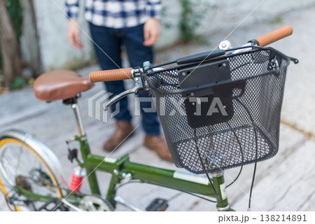 カゴ付き自転車と人物の足元 カゴ付き自転車と人物の足元 138214891