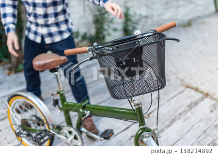 男性が折りたたみ自転車に乗る準備 男性が折りたたみ自転車に乗る準備 138214892