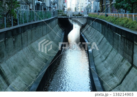 渋谷の稲荷橋周辺から見下ろす渋谷川の開渠 都市河川の風景 138214903