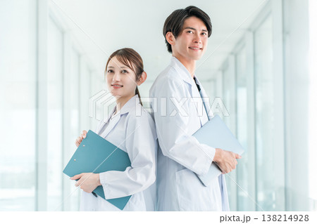 白衣姿の研究者,科学者,研究員の男女スタッフ（製薬会社,研究所） 138214928
