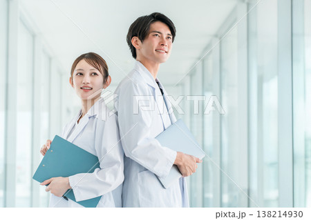 白衣姿の研究者,科学者,研究員の男女スタッフ(製薬会社,研究所) 白衣姿の研究者,科学者,研究員の男女スタッフ(製薬会社,研究所) 138214930