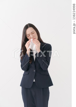 鼻をかむ花粉症のビジネスウーマン 138214998
