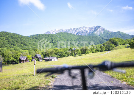奥大山の新緑・初夏のサイクリングイメージ(鍵掛峠付近) 奥大山の新緑・初夏のサイクリングイメージ(鍵掛峠付近) 138215129