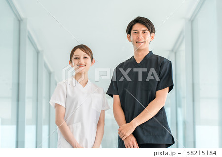 スクラブ姿の医療従事者,医療スタッフ,医師の男性と白衣姿の看護師の女性 138215184
