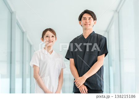 スクラブ姿の医療従事者,医療スタッフ,医師の男性と白衣姿の看護師の女性 138215186