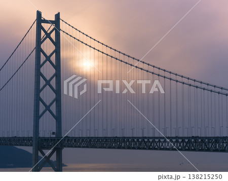 夕日に染まる明石海峡大橋 / Akashi Kaikyo Bridge, Japan 138215250